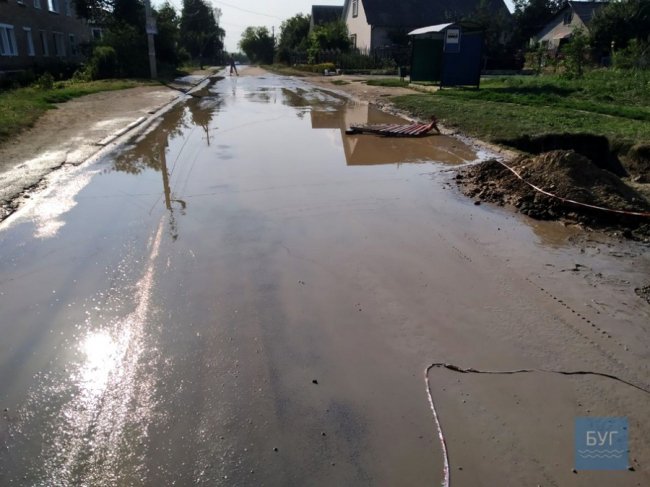 Волинське місто підтопило через прорив труби, яку нещодавно замінили. ВІДЕО, ФОТО 
