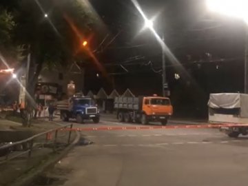 На луцькій вулиці прокладають зливову каналізацію