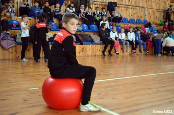 Бігали, раділи, вболівали: у Ковелі школярі змагалися на святкових «Веселих стартах»