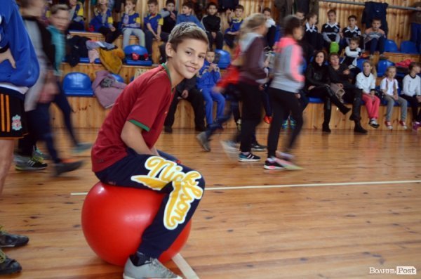 Бігали, раділи, вболівали: у Ковелі школярі змагалися на святкових «Веселих стартах»