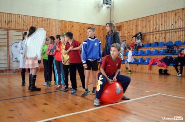 Бігали, раділи, вболівали: у Ковелі школярі змагалися на святкових «Веселих стартах»