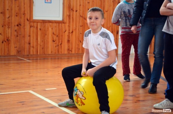 Бігали, раділи, вболівали: у Ковелі школярі змагалися на святкових «Веселих стартах»