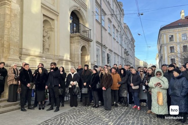 У Львові десятки людей прийшли провести народного артиста Степана Гігу в останню путь 