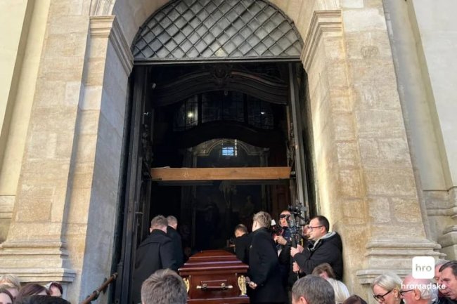 У Львові десятки людей прийшли провести народного артиста Степана Гігу в останню путь 