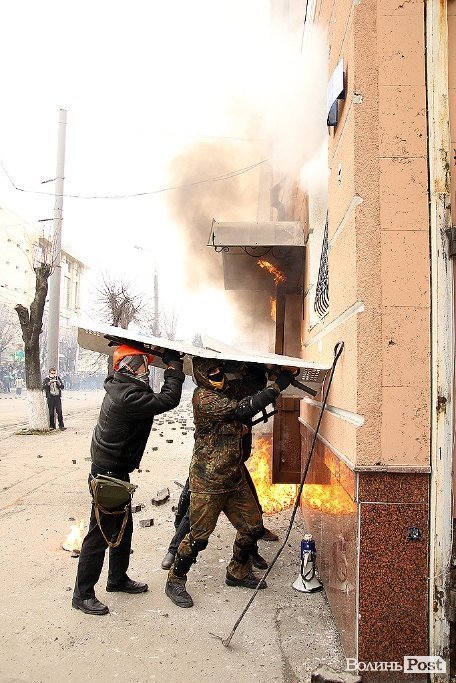 Як у Луцьку «викурювали» міліцію. ФОТО
