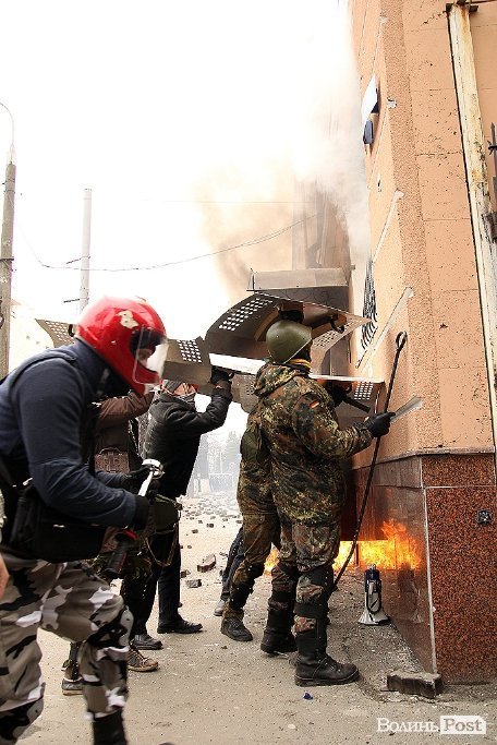 Як у Луцьку «викурювали» міліцію. ФОТО