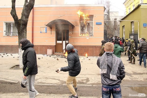 Як у Луцьку «викурювали» міліцію. ФОТО