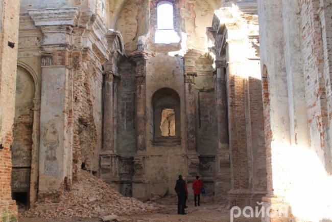 Берестечківські школярки вперше побачили костьол з середини