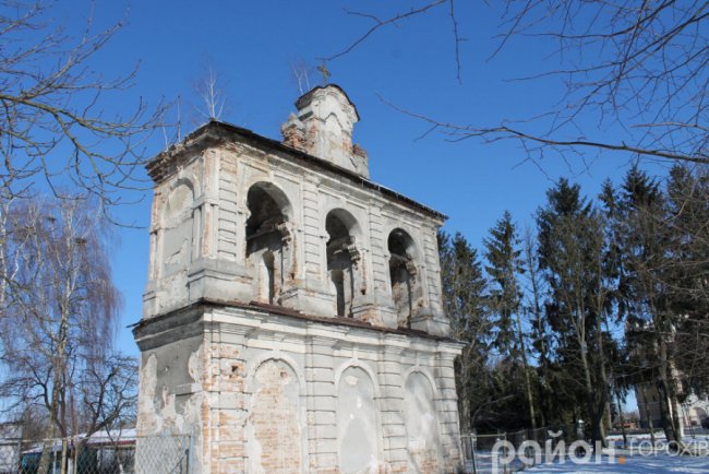 Дзвіниця біля костелу