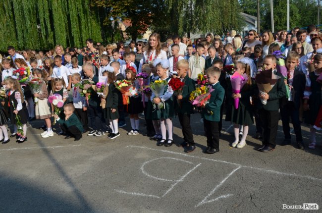 Перший дзвоник у луцькій школі №17. ФОТО