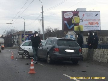 На проспекті у Луцьку не поділили дорогу Audi та Volkswagen
