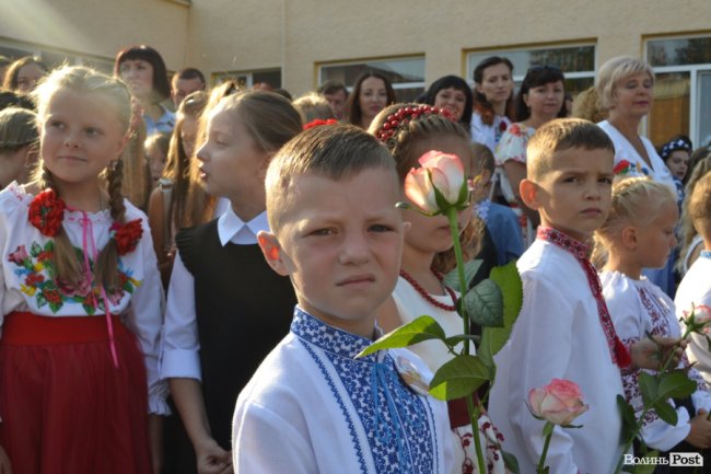 Без концерту, але у вишиванках: яким був «перший дзвінок» у луцькій гімназії №18. ФОТОРЕПОРТАЖ
