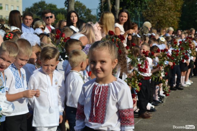 Без концерту, але у вишиванках: яким був «перший дзвінок» у луцькій гімназії №18. ФОТОРЕПОРТАЖ