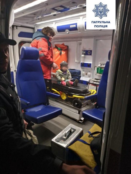 В салоні була 2-річна дитина: п’яний водій збив патрульного і провіз на капоті. ФОТО