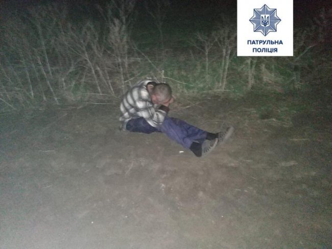 В салоні була 2-річна дитина: п’яний водій збив патрульного і провіз на капоті. ФОТО