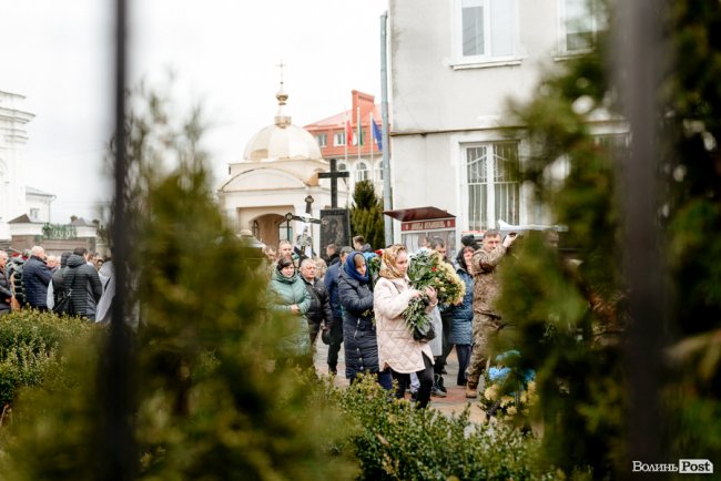 «Їх ми з честю поховаємо, а завтра підемо в бій»: Луцьк попрощався з воїнами Павлом Хомиком та Віктором Коханюком