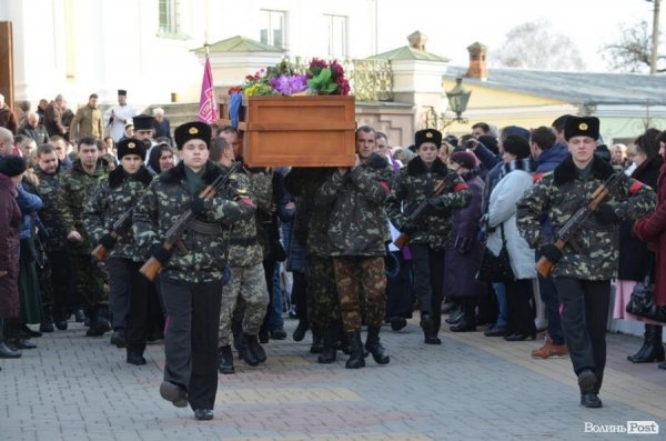 Лучани провели в останню путь бійця, що загинув під Іловайськом. ФОТО