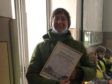 У Луцьку мешканці району ЛПЗ вручили подяку двірнику, яка старанно чистила дороги від снігу 