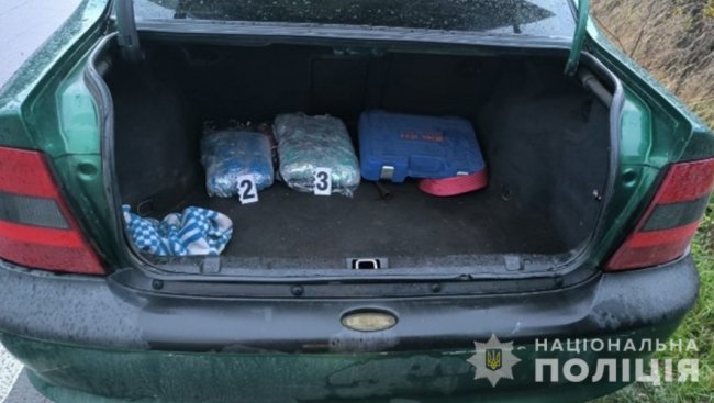 На Волині на блокпосту у жителя Рівненщини знайшли 12 пакетів з бурштином
