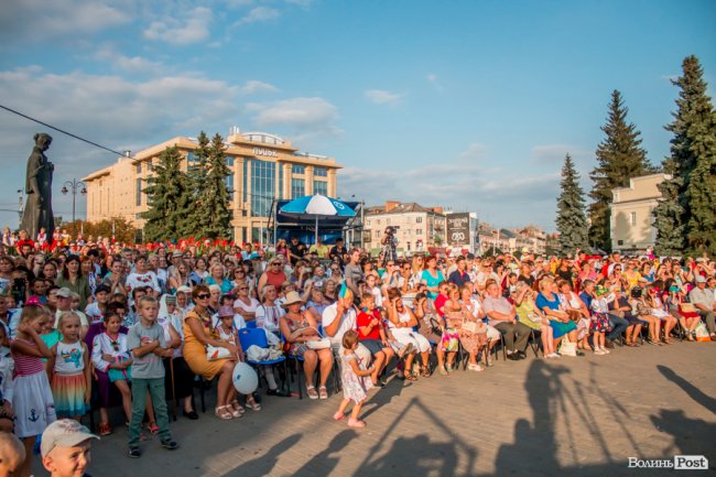 Як колоритні іноземці фестивалили у центрі Луцька. ФОТО