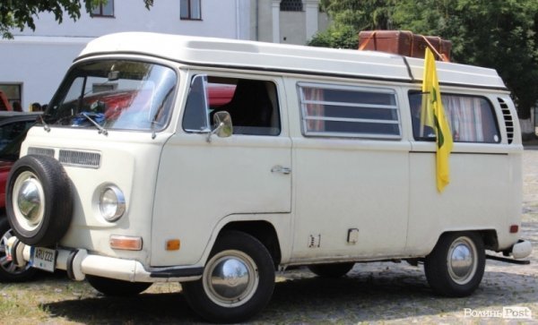 До Луцького замку прибув кортеж ретроавтомобілів. ФОТО