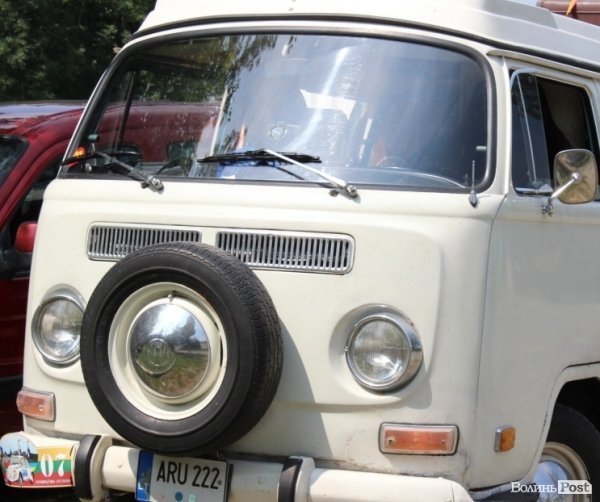 До Луцького замку прибув кортеж ретроавтомобілів. ФОТО