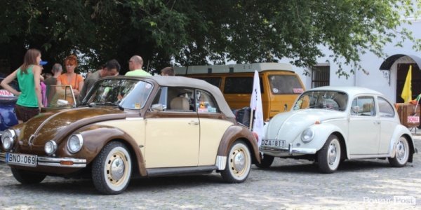 До Луцького замку прибув кортеж ретроавтомобілів. ФОТО