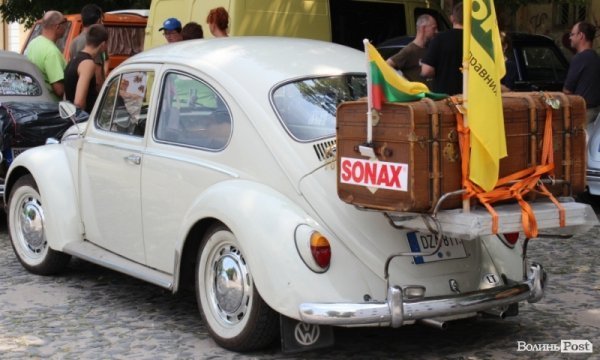 До Луцького замку прибув кортеж ретроавтомобілів. ФОТО