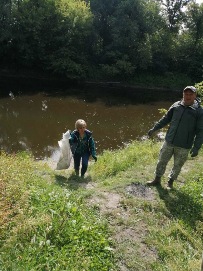 Зібрали 50 мішків сміття: небайдужі волиняни розчистили берег річки. ФОТО 