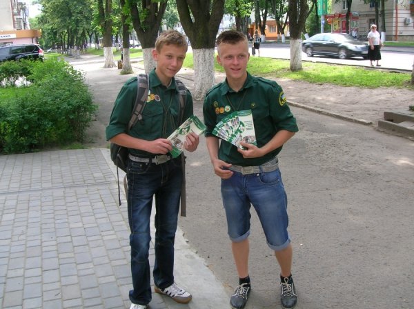 Пластуни роздають інформаційні буклети акції