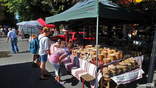 У центрі Луцька встановлюють етнографічні майданчики. ФОТО