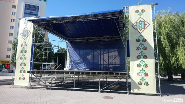 У центрі Луцька встановлюють етнографічні майданчики. ФОТО