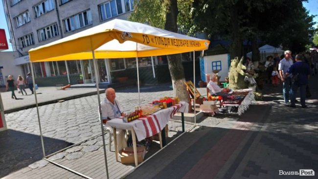 У центрі Луцька встановлюють етнографічні майданчики. ФОТО