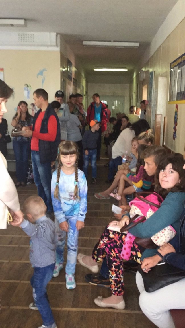 Довжелезні черги, задуха: як на Волині школярі проходять медогляд 