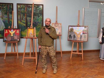 Воїн-капелан із Луцька відкрив благодійну виставку-продаж сакральних картин