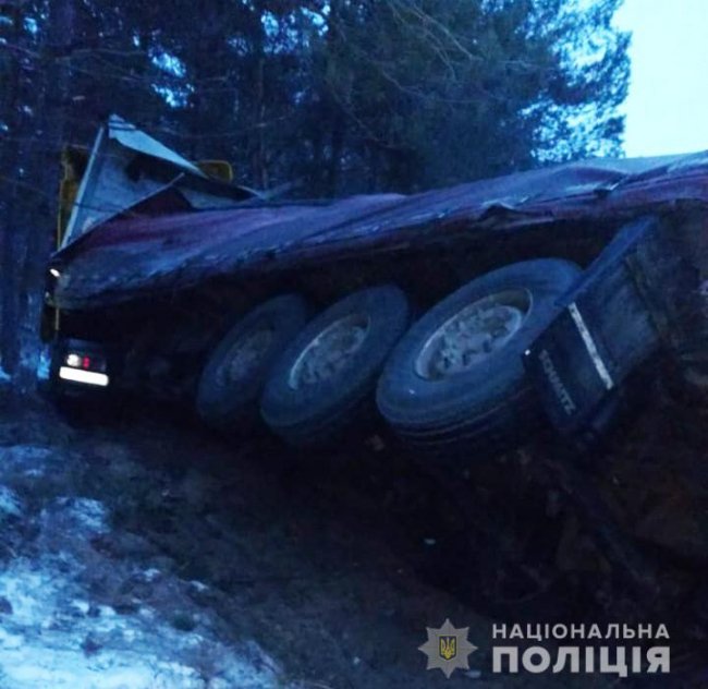 На Волині легковик зіткнувся з фурою: є постраждалі. ФОТО