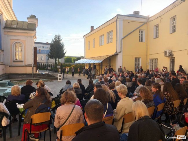 Новий формат, нове звучання, нова мета: у Луцьку у дворі собору відбувся концерт духовної музики. ФОТО