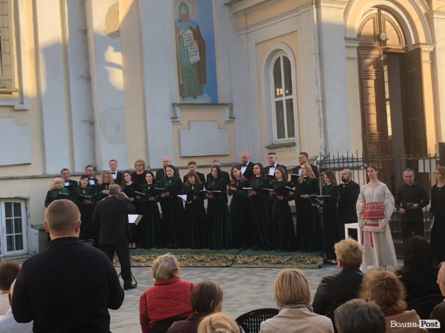 Новий формат, нове звучання, нова мета: у Луцьку у дворі собору відбувся концерт духовної музики. ФОТО