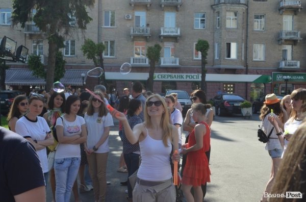 У Луцьку стартував фестиваль мильних бульбашок. ФОТО