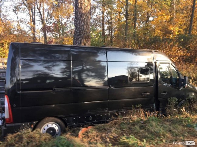  Дві машини – в кюветі: на Волині бус з причепом зіткнувся з іномаркою. ФОТО