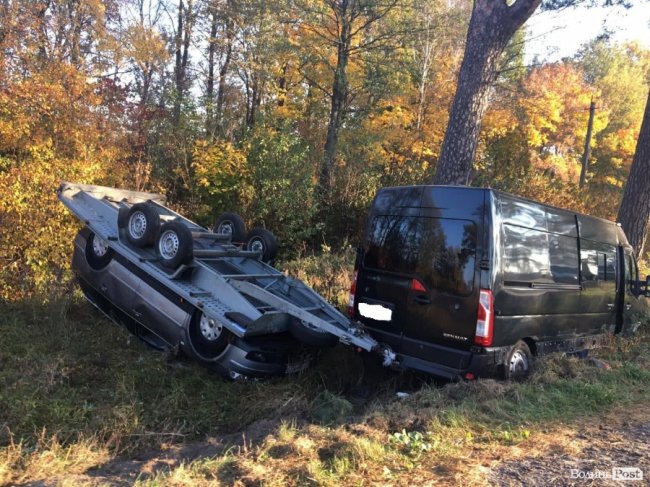  Дві машини – в кюветі: на Волині бус з причепом зіткнувся з іномаркою. ФОТО