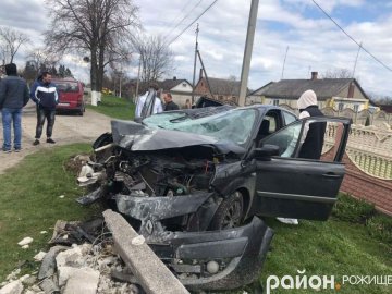 На Волині хлопець за кермом легковика врізався в електроопору. ФОТО