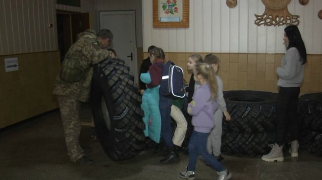 Під час благодійного ярмарку у луцькому ліцеї діти назбирали гроші на шини та тепловізор для військових