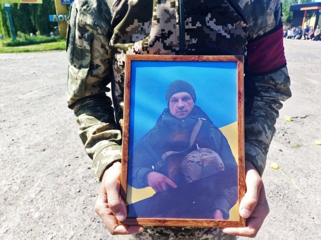 На Волині попрощалися з воїном, якого в Німеччині порізав росіянин. ВІДЕО