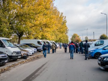 Від і до: скільки коштують машини на луцькому авторинку. ФОТО