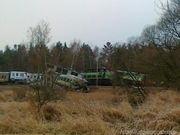 Катастрофа: два поїзди лоб в лоб зіткнулися у Польщі. Постраждали українці