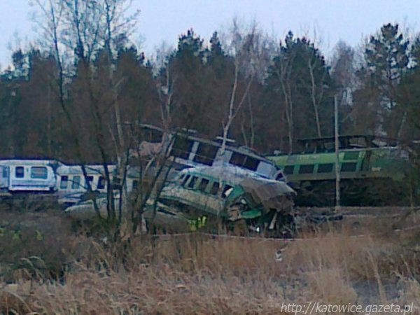Катастрофа: два поїзди лоб в лоб зіткнулися у Польщі. Постраждали українці