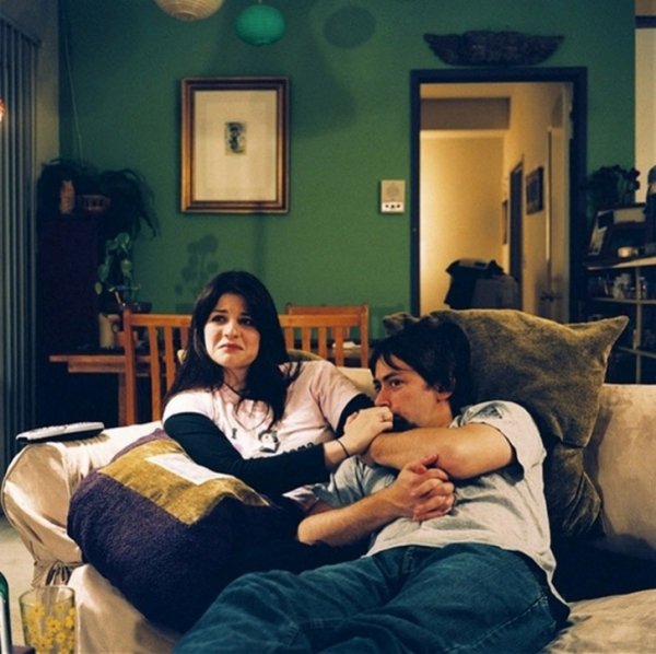 Люди, які дивляться телевізор. ФОТО