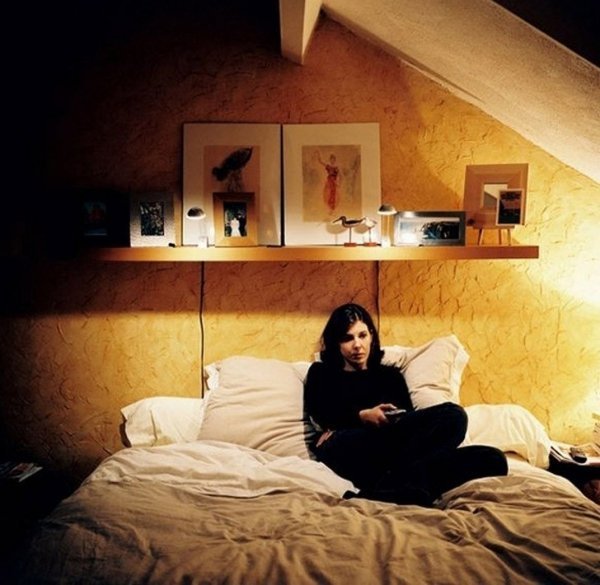 Люди, які дивляться телевізор. ФОТО