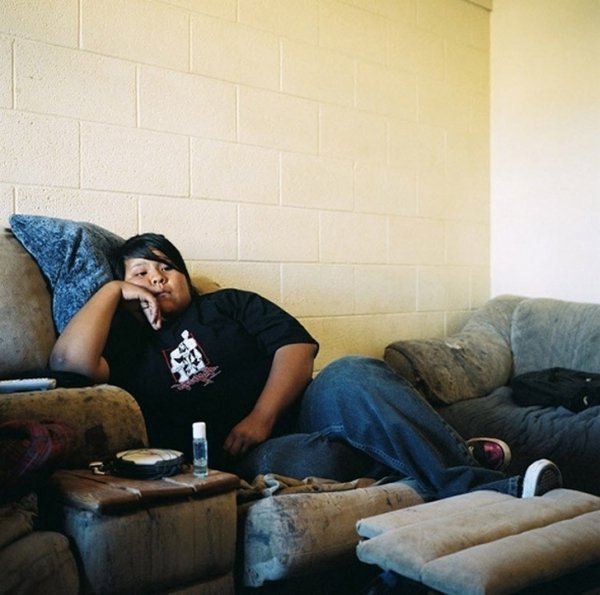 Люди, які дивляться телевізор. ФОТО